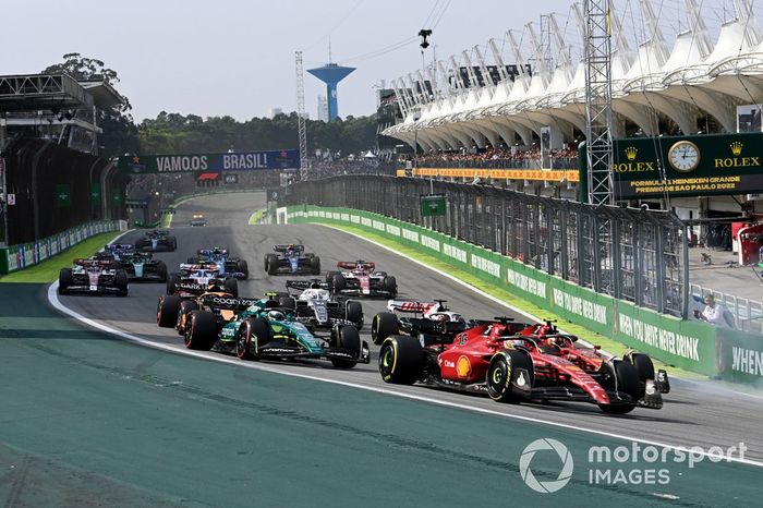 Charles Leclerc, Ferrari F1-75, Carlos Sainz, Ferrari F1-75, Sebastian Vettel, Aston Martin AMR22, Kevin Magnussen, Haas VF-22, el resto en la salida