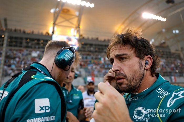 Fernando Alonso, Aston Martin F1 Team, en la parrilla con un ingeniero