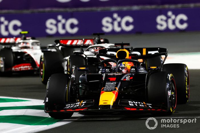 Max Verstappen, Red Bull Racing RB19, Kevin Magnussen, Haas VF-23