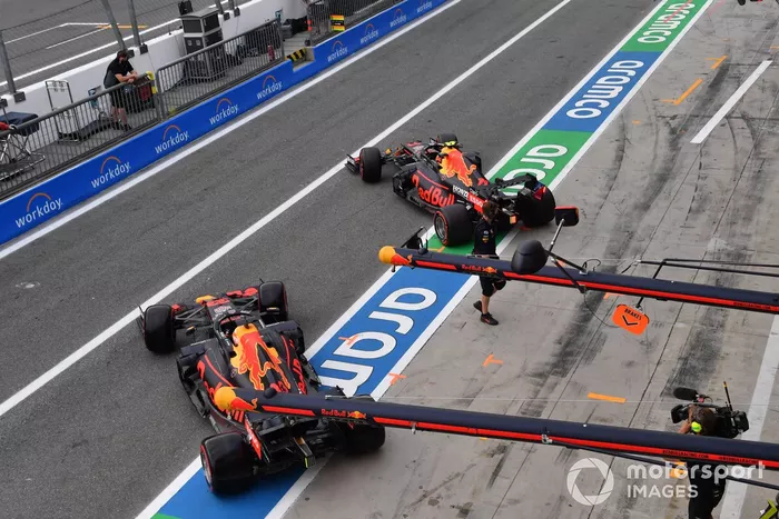 Max Verstappen, Red Bull Racing RB16B, y Sergio Perez, Red Bull Racing RB16B, en el pitlane