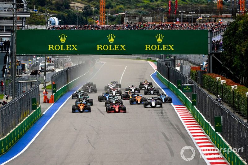 Inicio: Lando Norris, McLaren MCL35M, Carlos Sainz Jr., Ferrari SF21, George Russell, Williams FW43B, Lance Stroll, Aston Martin AMR21, Fernando Alonso, Alpine A521