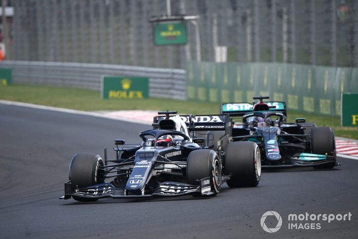 Yuki Tsunoda, AlphaTauri AT02, Lewis Hamilton, Mercedes W12