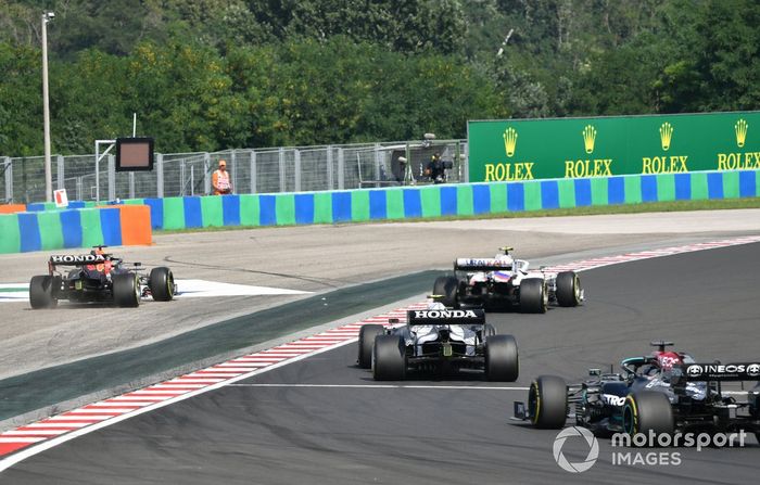 Max Verstappen, Red Bull Racing RB16B, se desplaza mientras lucha con Mick Schumacher, Haas VF-21