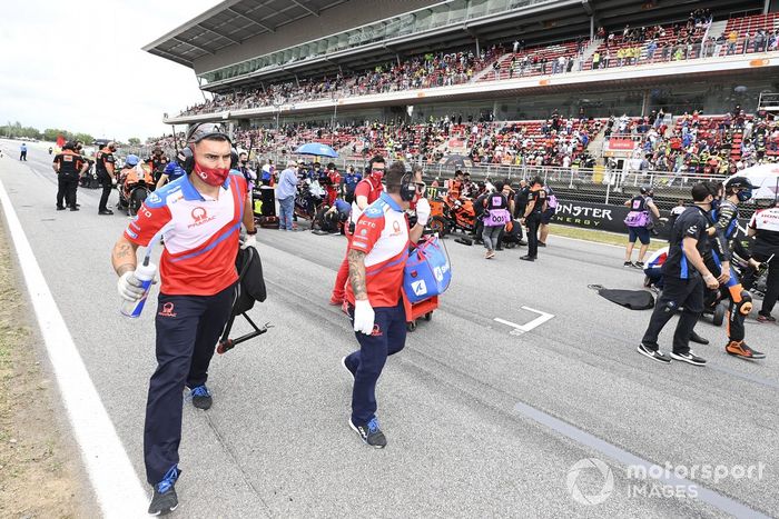 Jorge Martin, Pramac Racing, crew leaving the grid