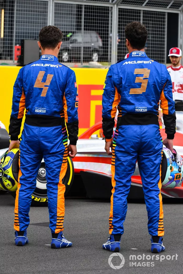 Lando Norris, McLaren y Daniel Ricciardo, McLaren en el evento de lanzamiento del coche de Fórmula 1 de 2022 en la parrilla de Silverstone