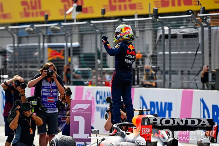 Ganador Max Verstappen, Red Bull Racing, celebra en Parc Ferme