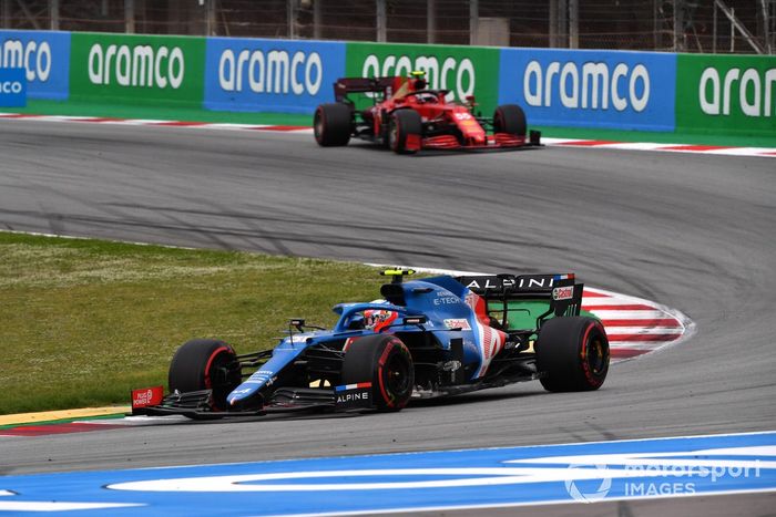 Esteban Ocon, Alpine A521, Carlos Sainz Jr., Ferrari SF21