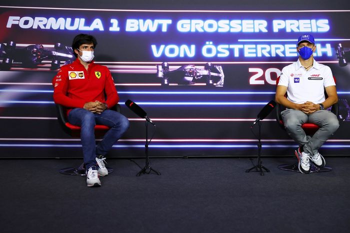 Carlos Sainz Jr., Ferrari, Mick Schumacher, Haas F1 durante la conferencia de prensa