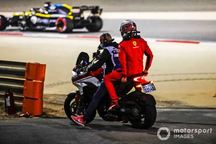 Charles Leclerc, Ferrari, consigue un aventón después de retirarse