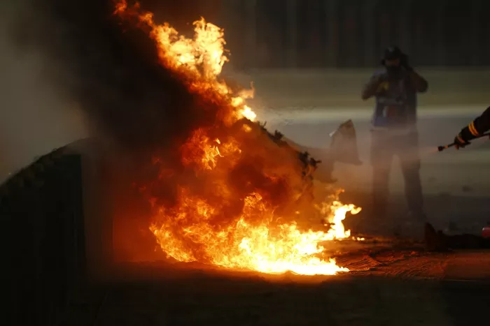 El monoplaza de Romain Grosjean, Haas VF-20 en llamas
