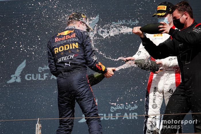 Podio: ganador Liam Lawson, Hitech Grand Prix, y tercer lugar David Beckmann, Charouz Racing System