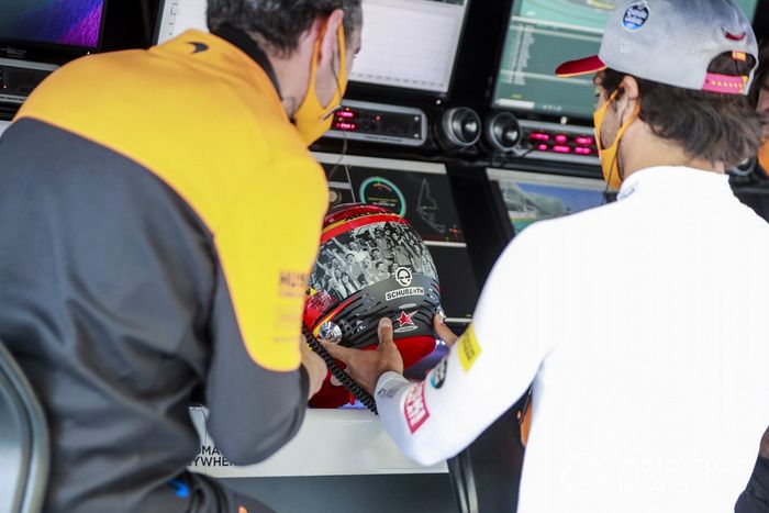Carlos Sainz Jr., McLaren, con un casco especial