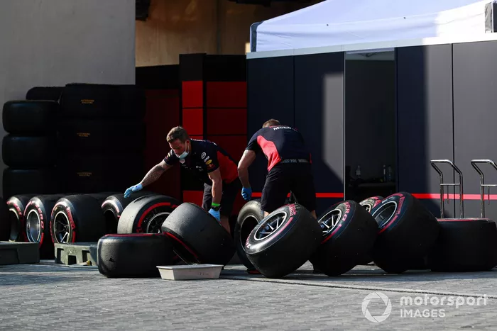 Los mecánicos con neumáticos Pirelli