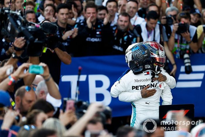 Ganador de la carrera Lewis Hamilton, Mercedes AMG F1 W10, celebra en Parc Ferme con el segundo lugar Valtteri Bottas, Mercedes AMG F1