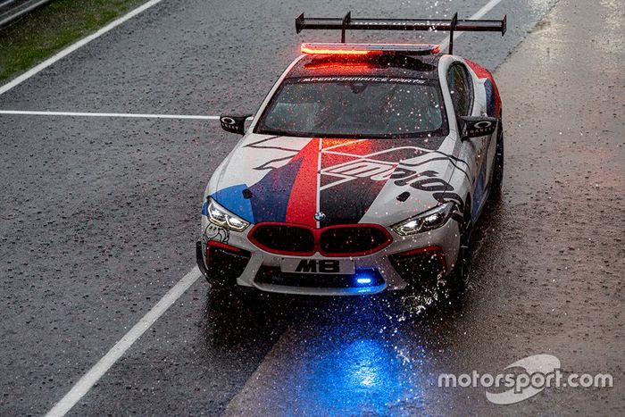 Coche de seguridad en la lluvia