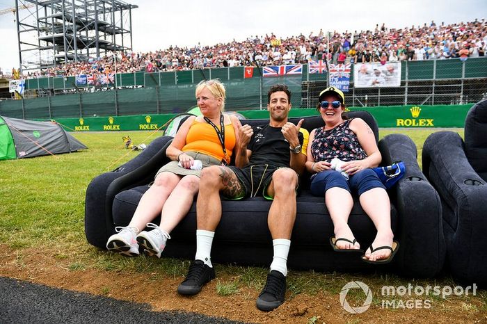 Daniel Ricciardo, Renault F1 Team con fans