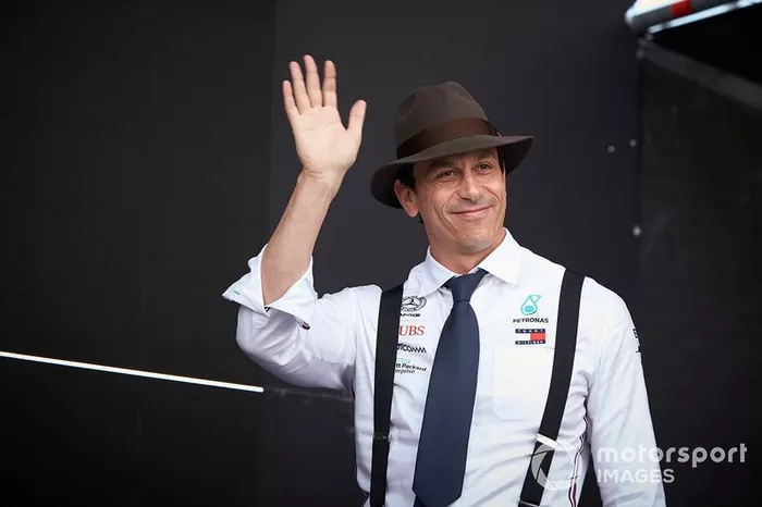 Toto Wolff, Team Principal, Mercedes AMG, sul palco, nella fan zone