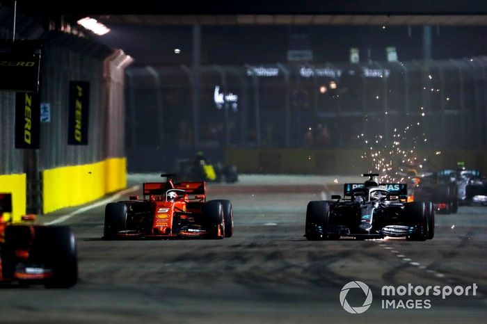 Charles Leclerc, Ferrari SF90 lidera Sebastian Vettel, Ferrari SF90 y Lewis Hamilton, Mercedes AMG F1 W10 