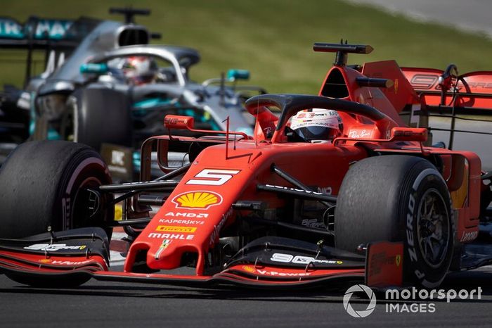 Sebastian Vettel, Ferrari SF90, lidera por delante de Lewis Hamilton, Mercedes AMG F1 W10