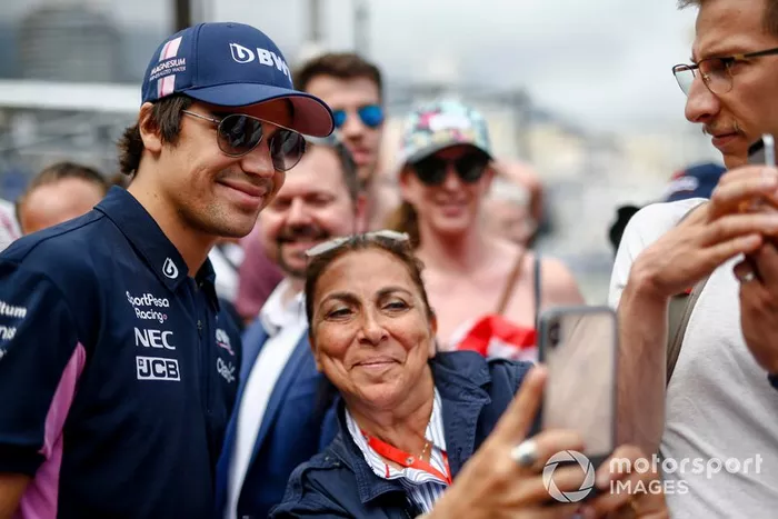 Lance Stroll, Racing Point firma un autógrafo para un aficionado
