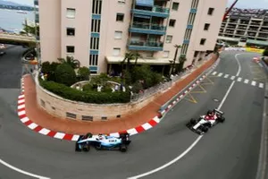 Robert Kubica, Williams FW42, voor Antonio Giovinazzi, Alfa Romeo Racing C38