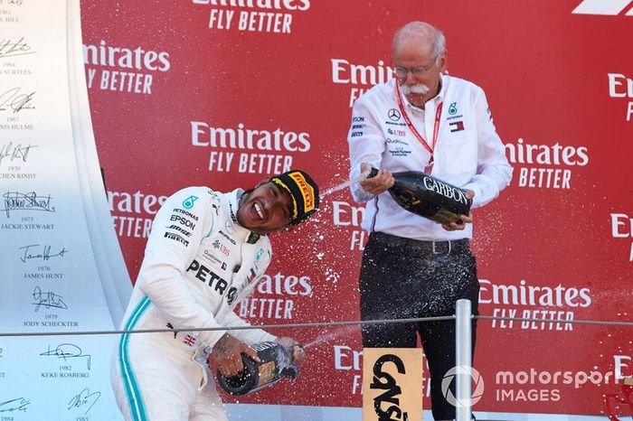 Podio: Dr Dieter Zetsche, CEO, Mercedes Benz, y ganador de la carrera Lewis Hamilton, Mercedes AMG F1