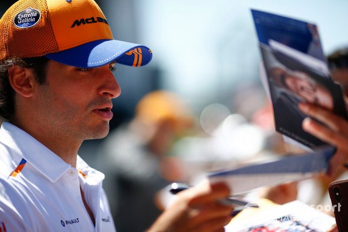 Carlos Sainz Jr., McLaren firma un autógrafo para un aficionado 