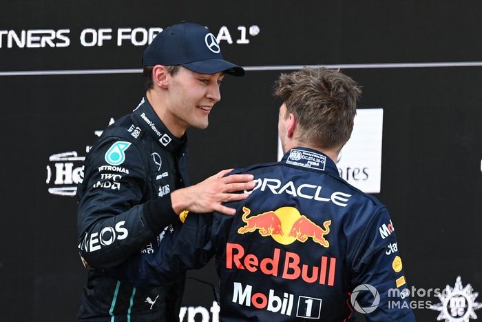 Podio: ganador Max Verstappen, Red Bull Racing, tercer lugar George Russell, Mercedes-AMG

