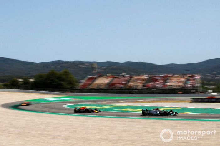 George Russell, Mercedes W13, Max Verstappen, Red Bull Racing RB18 