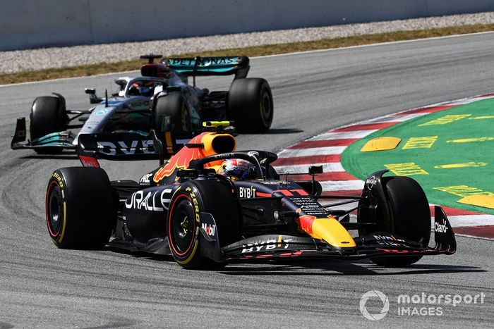 Sergio Pérez, Red Bull Racing RB18, George Russell, Mercedes W13