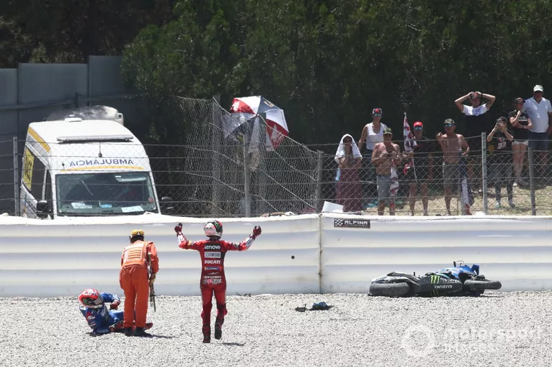 Álex Rins et Pecco Bagnaia après leur chute