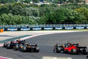 Max Verstappen, Red Bull Racing RB19, Lewis Hamilton, Mercedes F1 W14, Lando Norris, McLaren MCL60, Oscar Piastri, McLaren MCL60, en la salida.
