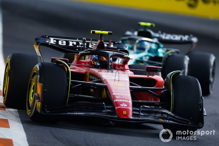 Carlos Sainz, Ferrari SF-23, Fernando Alonso, Aston Martin AMR23