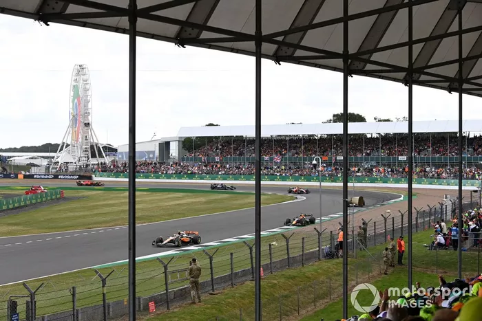 Lando Norris, McLaren MCL60, Max Verstappen, Red Bull Racing RB19