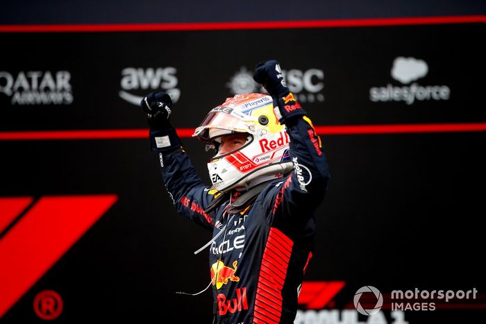 Max Verstappen, Red Bull Racing, 1ª posición, celebra su llegada al Parc Ferme