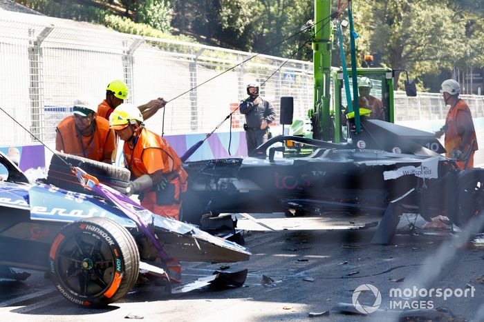 Los comisarios retiran con una grúa los coches de Edoardo Mortara, Maserati Racing, Maserati Tipo Folgore, Sam Bird, Jaguar Racing, Jaguar I-TYPE 6, tras un fuerte accidente en la 9ª vuelta.