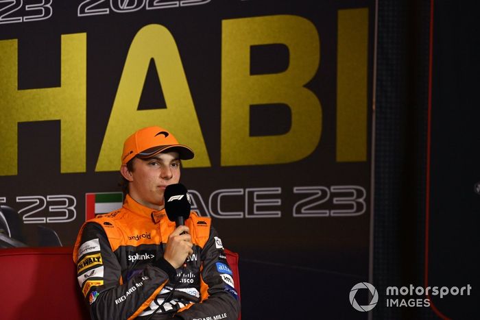Oscar Piastri, McLaren, durante la rueda de prensa posterior a la clasificación