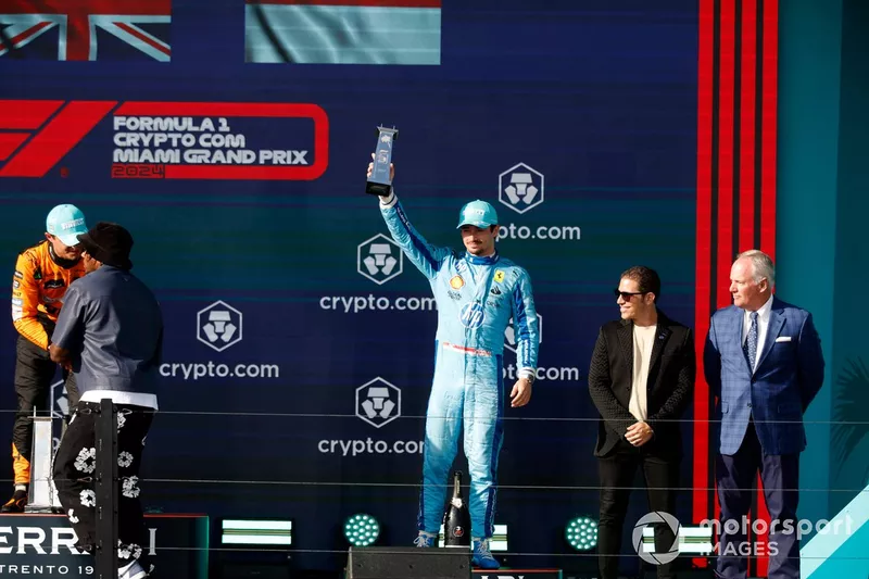 Charles Leclerc, Scuderia Ferrari, 3ème position, soulève son trophée sur le podium