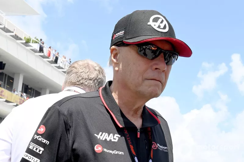 Gene Haas, propriétaire et fondateur de l'écurie Haas F1 Team, sur la grille de départ 