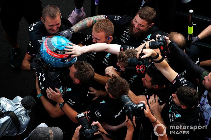 Ganador de la pole George Russell, de Mercedes-AMG, celebra con su equipo en el Parc Ferme