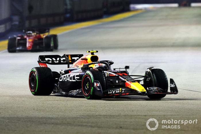 Sergio Pérez, Red Bull Racing RB18, Charles Leclerc, Ferrari F1-75