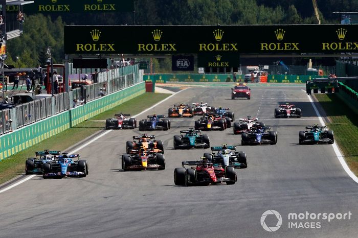 Carlos Sainz, Ferrari F1-75, Lewis Hamilton, Mercedes W13, Fernando Alonso, Alpine A522, Sergio Pérez, Red Bull Racing RB18, George Russell, Mercedes W13, el resto en la salida