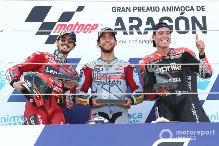 Podio: segundo lugar Francesco Bagnaia, Ducati Team, ganador Enea Bastianini, Gresini Racing, tercer lugar Aleix Espargaró, Aprilia Racing Team