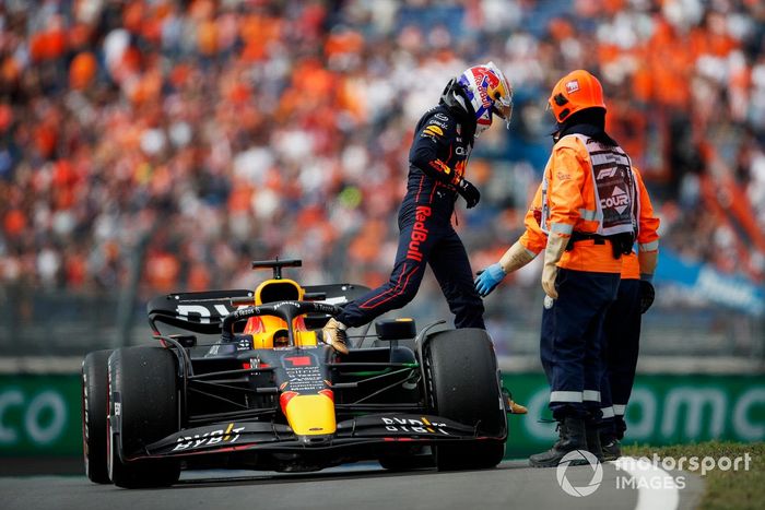 Max Verstappen, Red Bull Racing RB18, se baja de su coche tras detenerse en el circuito
