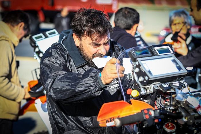 Verificaciones en Paul Ricard antes del embarque del Dakar 2020