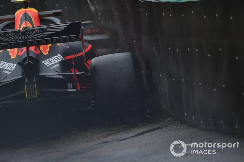 Alexander Albon, Red Bull RB15, choca con la barrera