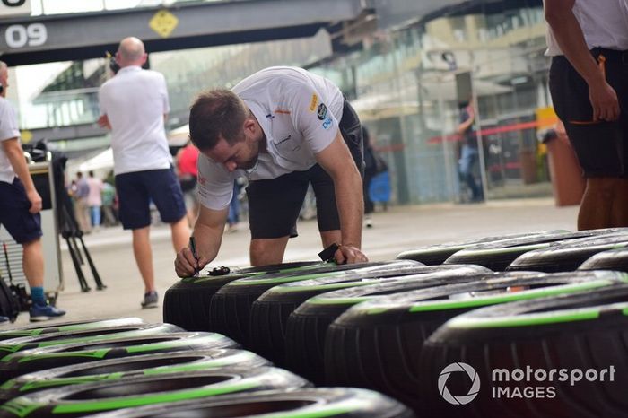 Mecánicos McLaren con neumáticos Pirelli 