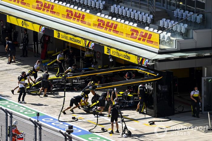 Daniel Ricciardo, Renault F1 Team R.S.20, y Esteban Ocon, Renault F1 Team R.S.20