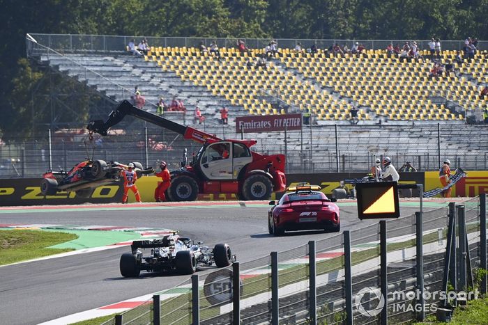 El Safety Car y Valtteri Bottas, Mercedes F1 W11 mientras los oficiales de pista remueven el monoplaza de Max Verstappen, Red Bull Racing RB16