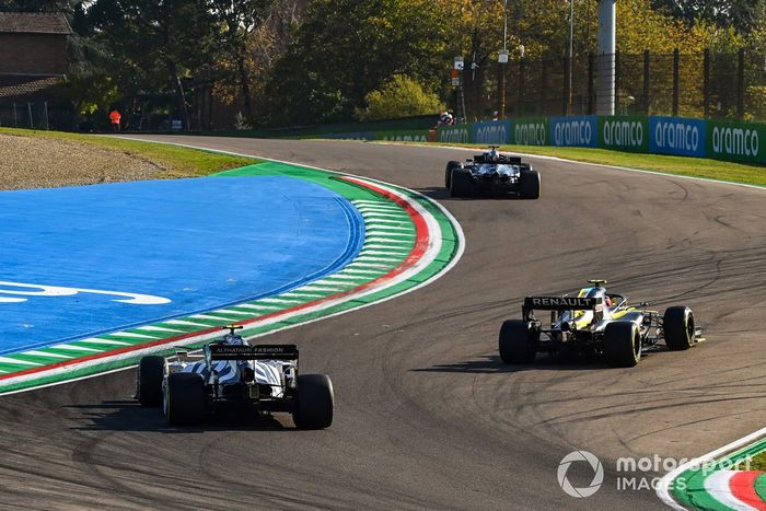 Lewis Hamilton, Mercedes F1 W11, Esteban Ocon, Renault F1 Team R.S.20, y Pierre Gasly, AlphaTauri AT01